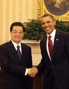 Chinese President Hu Jintao shakes hands with U.S. President Barack Obama during a bilateral meeting at the White House in Washington, the United States, Jan. 19, 2011.

후진타오 중국 국가 주석이 2011년 1월 19일 미국 워싱턴 백악관에서 양자 회담 중 버락 오바마 미국 대통령과 악수하고 있다. 