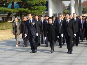 권옥자 회장이 국립서울현충원 참배를 위하여 경찰유가족회원들과 함께 현충탑으로 걸어가고 있다.