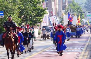 8일  양양군의 향토문화 축제인'제39회 양양문화제' 전야제 행사 시가행진에서 양주방어사 행차