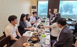 남기상 흥덕구청장이 23일 강서2동 직원들과 오찬을 같이하며, 격려와 함께 다양한 대화의 시간을 가졌다. [사진=흥덕구]