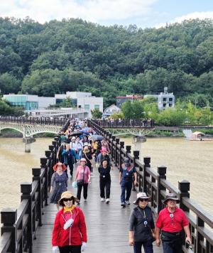 관광객들이 월영교를 걷고 있다 &lt;사진=안동시&gt;