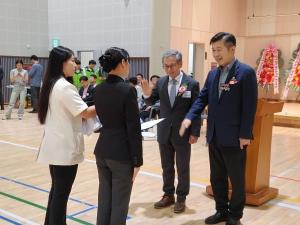 사진4)선수단 대표 선서를 받는 전상수서초구청장과 서초구유도회 장병철회장의 모습