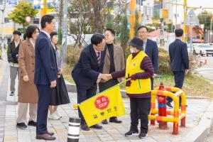 도성훈 교육감이 신광초등학교 주변 통학로 현장 점검을 실시하고 있다.