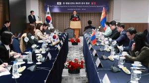 정인교 산업부 통상교섭본부장 바트후 이데쉬(BATKHUU Idesh) 몽골 경제개발부 사무차관을 비롯한 한-몽골 양국 정부대표단이 참석한 가운데 열린 ‘제4차 한-몽골 경제동반자협정(EPA) 공식협상 개회식’에서 개회사를 하고 있다. [사진=산업통상자원부 제공]