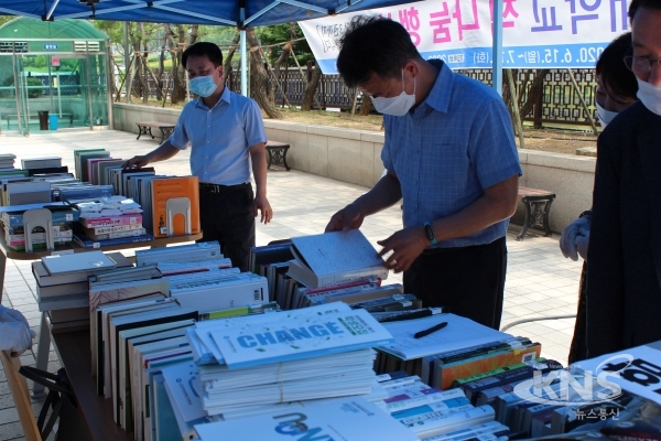 한국방송통신대학교 손진곤 인천대학학장이 도서판매대에 있는 도서들을 펼쳐보고 있다.[사진=유기현기자]