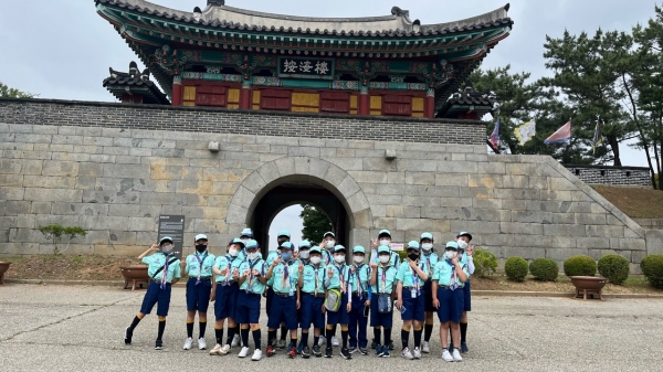 강화광성보 앞에서 단체 기념촬영 모습. [사진=한국스카우트연맹]