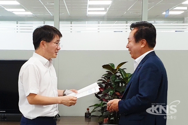 권기창 안동시장이 기재부 김동일 기획재정부 예산실장을 찾아 국비 지원을 건의하고 있다  사진=안동시