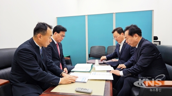 권기창 시장은 지난 8일 김형동 국회의원과 함께 내년도 국가예산을 심의하고 있는 국회를 찾아 국가예산 지원을 요청했다  사진=안동시