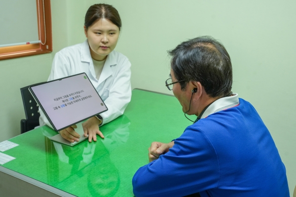 한국전기연구원이 안산 상록구노인복지관 어르신을 대상으로 '노인 친화형 발화 데이터 수집 기기'를 통해 경도인지장애 조기 선별 검사를 수행하고 있는 모습. [사진=전기연구원]