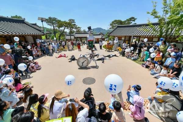 선비축제 기간에 진행된 엘리스in선비세상 퍼레이드 공연 모습. [사진=영주시]