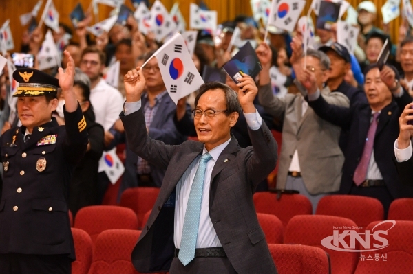 박남서 영주시장 등 참석자들이 만세삼창을 하고 있다. [사진=영주시]