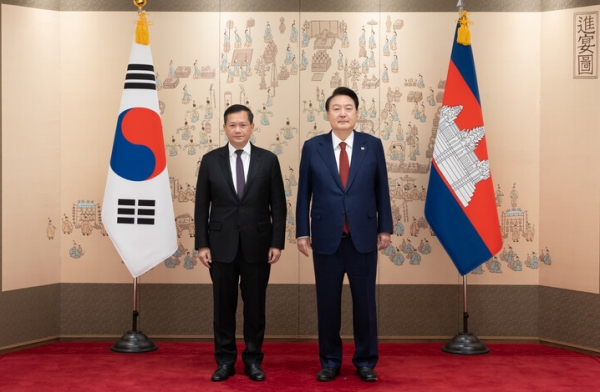 윤석열 대통령이 훈 마넷 캄보디아 총리와 정상회담 전 기념촬영을 하고 있다. [사진=대통령실]