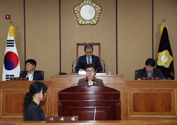 제335회 하동군의회 임시회 김민연 군의원 모습. 사진제공=하동군의회.