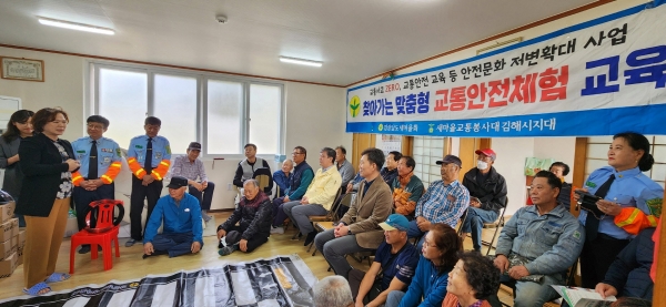 29일 진주시가 민·관 합동으로 찾아가는 농기계 현장순회 수리 및 안전교육을 실시했다. 사진제공=진주시청.