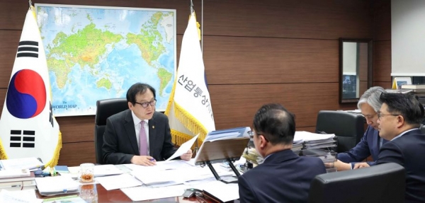 ​​정인교 산업통상자원부 통상교섭본부장이 대한상공회의소 회의실에서 온·오프라인으로 열린 ‘제11차 수출지역 담당관 회의’를 주재하고 있다. [사진=산업통상자원부 제공]