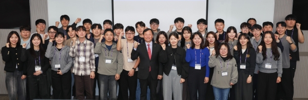 이정복 한국서부발전 사장은 21일 대전 한국발전인재개발원에서 2024년 하반기 신입사원 35명을 대상으로 특별강연을 진행했다. 사진은 기념촬영 모습. [사진=서부발전]