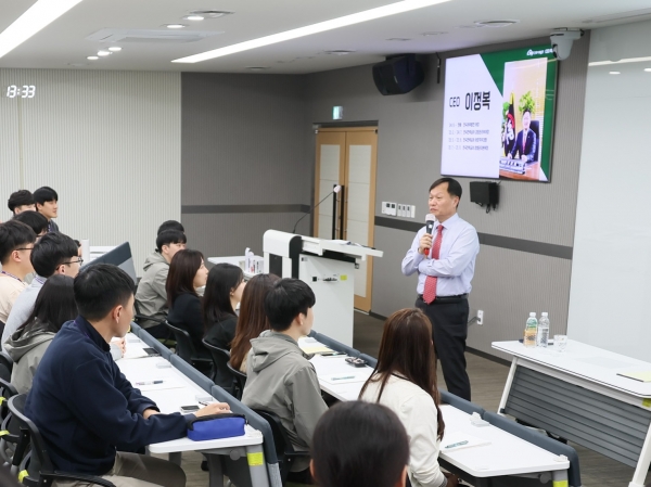 이정복 한국서부발전 사장은 21일 대전 한국발전인재개발원에서 2024년 하반기 신입사원 35명을 대상으로 특별강연을 진행했다. [사진=서부발전]